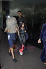 Shahrukh Khan & family return from london in Mumbai Airport  on 14th July 2011 (9).JPG